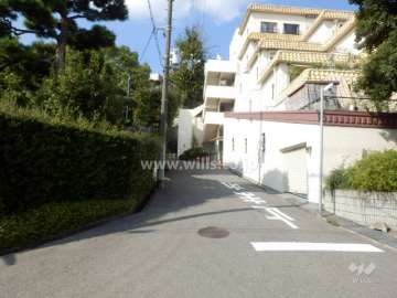 敷地西側の前面道路