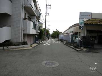 敷地西側の前面道路