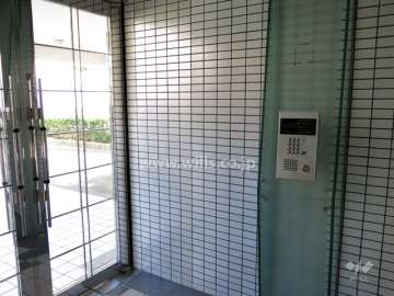エントランスはオートロック付きです。