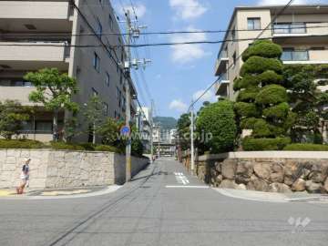 敷地東側の前面道路