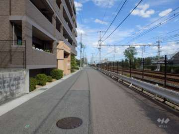 敷地南側の前面道路。南側にはJR東海道本線が走っています。