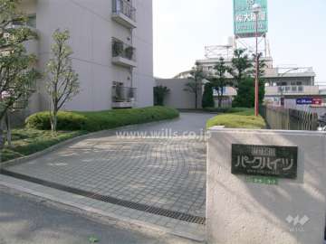よく手入れされた植栽が綺麗なエントランスアプローチ