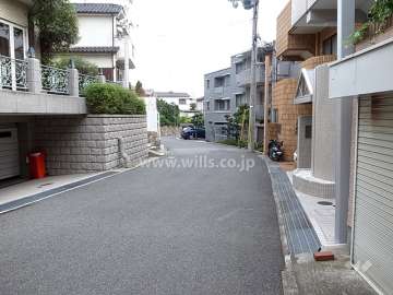 スパークル岡本の遠景。周辺はマンションと一戸建てなどが混在する静かな住宅地です。