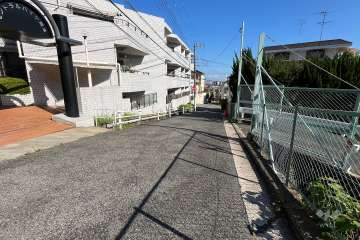 敷地西側の前面道路