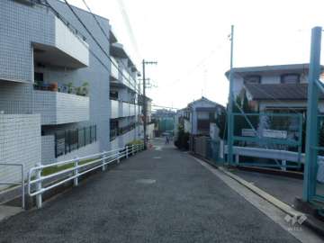敷地西側の前面道路