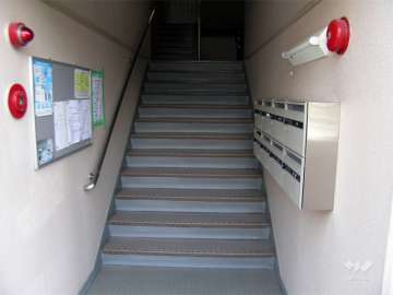 住戸出入り口（共用ポスト）