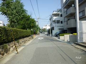 敷地北側の前面道路