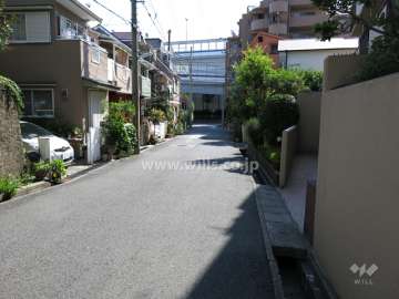 敷地東側の前面道路