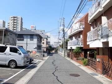 敷地南側の前面道路（東側から）