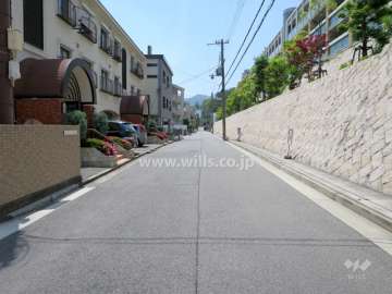 敷地北側の前面道路（東側から）