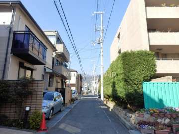 敷地西側の前面道路