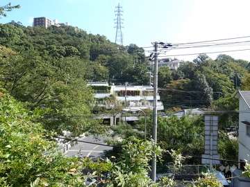 テラスハウス住吉台の遠景。周辺は山手の静かな住宅地です。