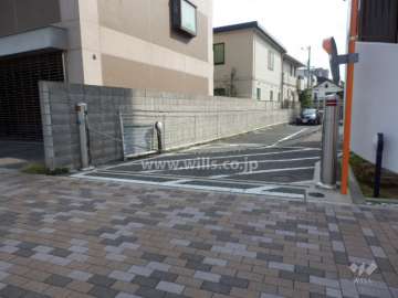 駐車場出入り口（ロボットゲート付き）
