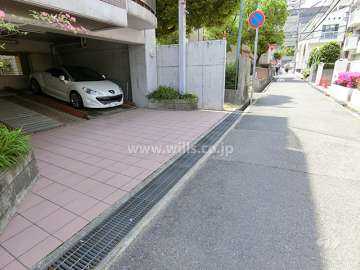 駐車場出入り口