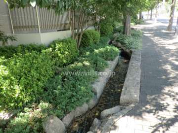 敷地東側に公園からの水路があります