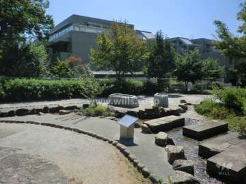 敷地に隣接する小さな公園