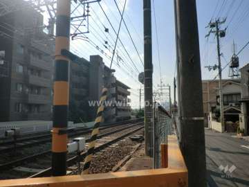 敷地北側に阪急神戸線の踏切があります。