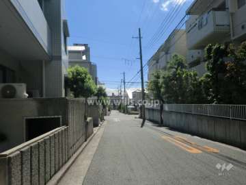 敷地西側の前面道路