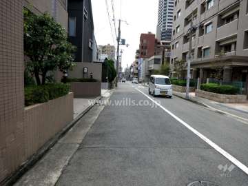 敷地西側の前面道路