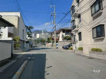 敷地西側の前面道路