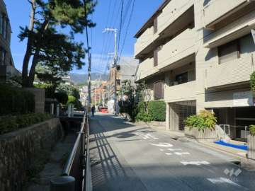 敷地西側の前面道路