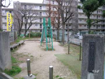 敷地北側に隣接する小さな公園