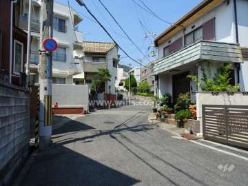 敷地東側の前面道路