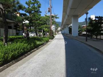 敷地東側の前面道路。道を挟んで、住吉川が流れています。