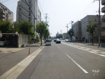 敷地西側の前面道路