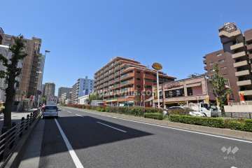 ハイマート東灘の遠景。国道2号線沿いにあり、飲食店等の商業施設が揃っています。