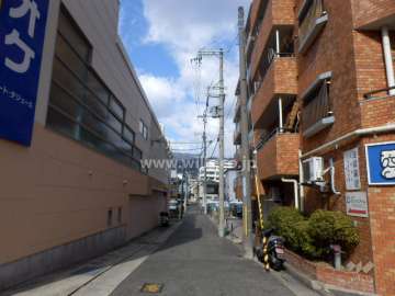 敷地西側の前面道路