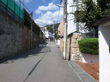 敷地西側の前面道路