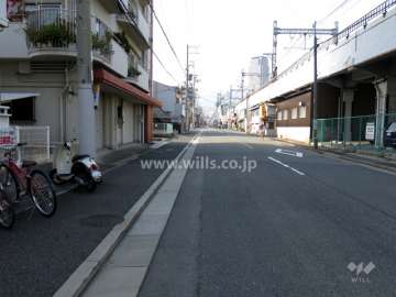 敷地北側の前面道路。道を挟んで阪神本線が走っています。
