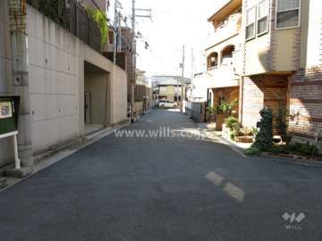 敷地西側の前面道路