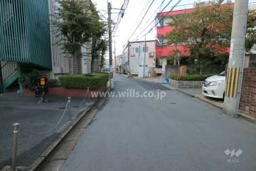 周辺は住宅の他、店舗も混在しています。幹線道路、商店街より1本中に入り、静かです。