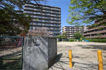 敷地南側に隣接して『山本南第二公園』があります。