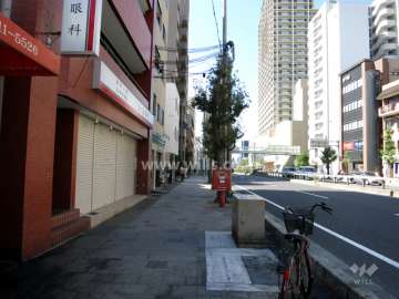 敷地北側の前面道路。国道2号線に面しています。