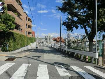 敷地南側の前面道路。