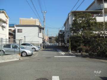 敷地東側の前面道路