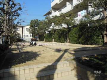 敷地に隣接する小さな公園