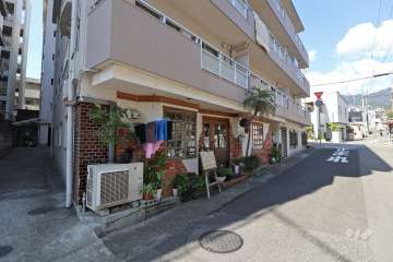 1階部分の一部に店舗があります。