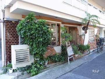 敷地の1階部分の一部は店舗になっています。
