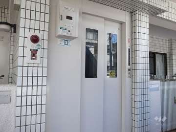 エントランスの階段を上がった1階のスペースにエレベーターがあります。