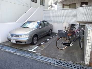 敷地内駐車場（屋外平面式）と駐輪場
