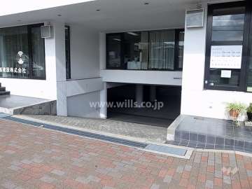 地階にある駐車場へのアプローチ。一階部分は店舗になっています。