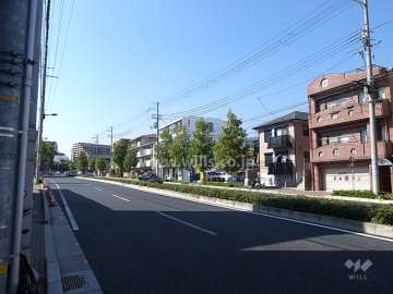 ヒルハウス岡本の遠景。周辺は住宅の他、店舗や事務所などが混在する街です。敷地の南側は山手幹線道路が通っています。