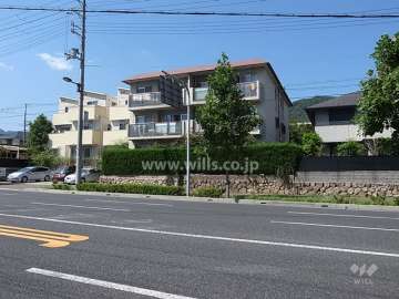 ファミーユ岡本の遠景。周辺はマンションと一戸建てなどが混在する住宅地です。