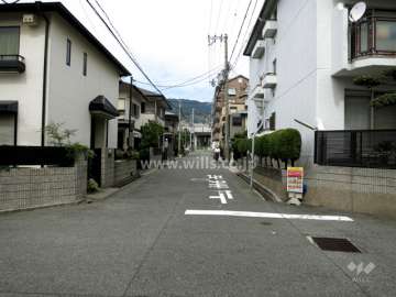 敷地西側の前面道路
