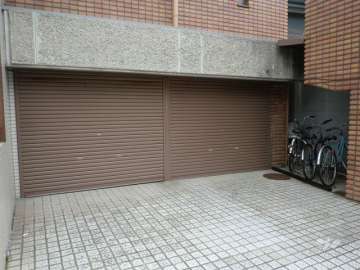 駐車場（シャッター付き）と駐輪場