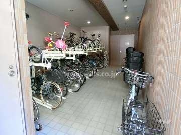 屋内に設けられた駐輪場